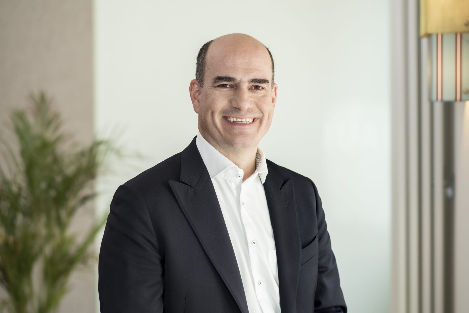 Lächelnder Geschäftsmann im Anzug im Büro