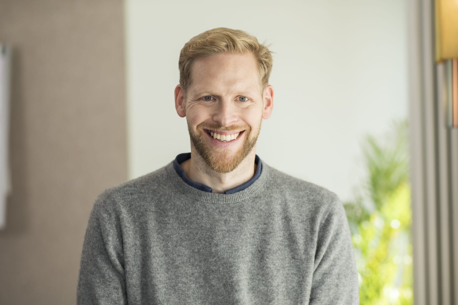 Lächelnder Mann mit Bart in Innenraum