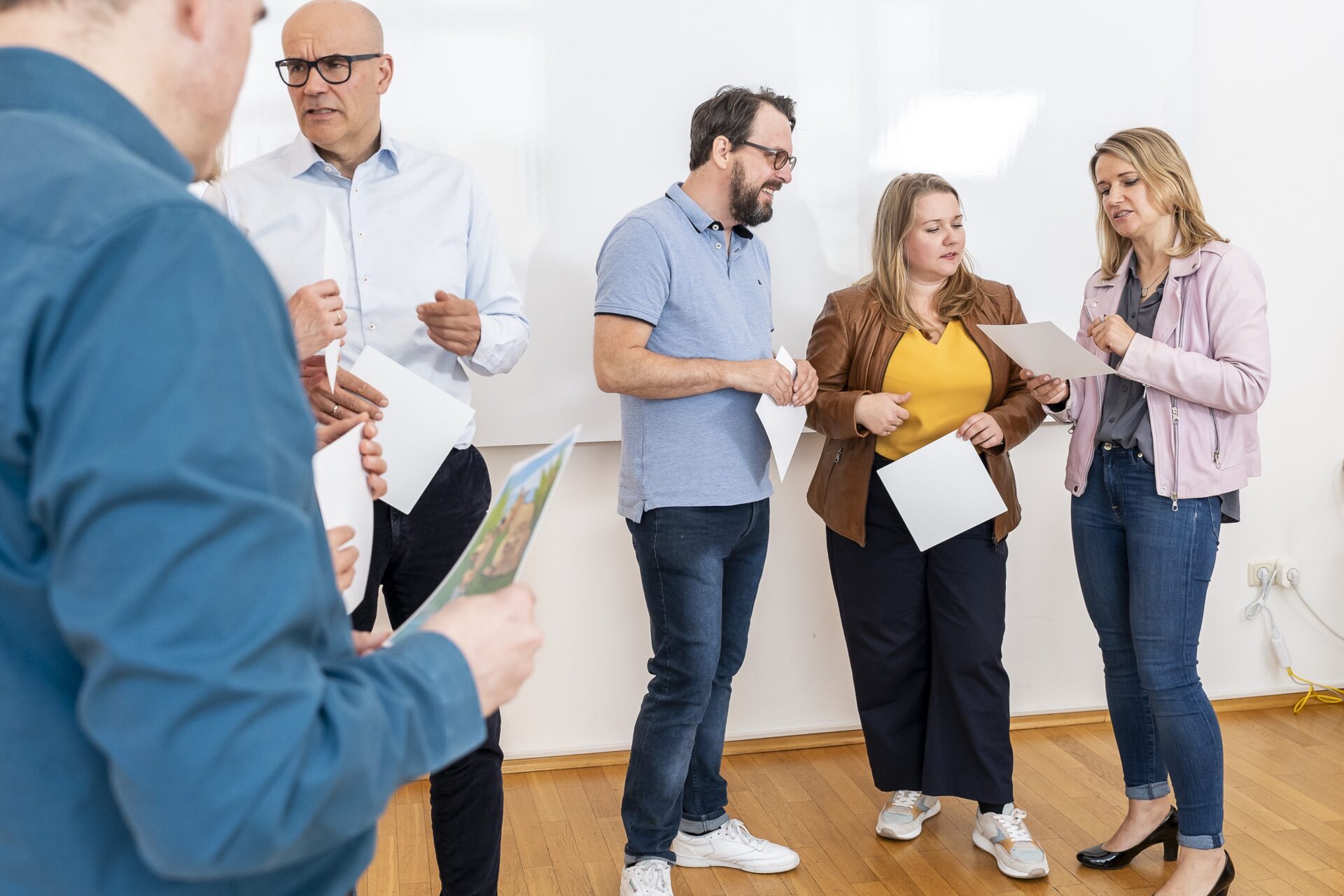 Gruppe diskutiert Dokumente bei Workshop im Raum
