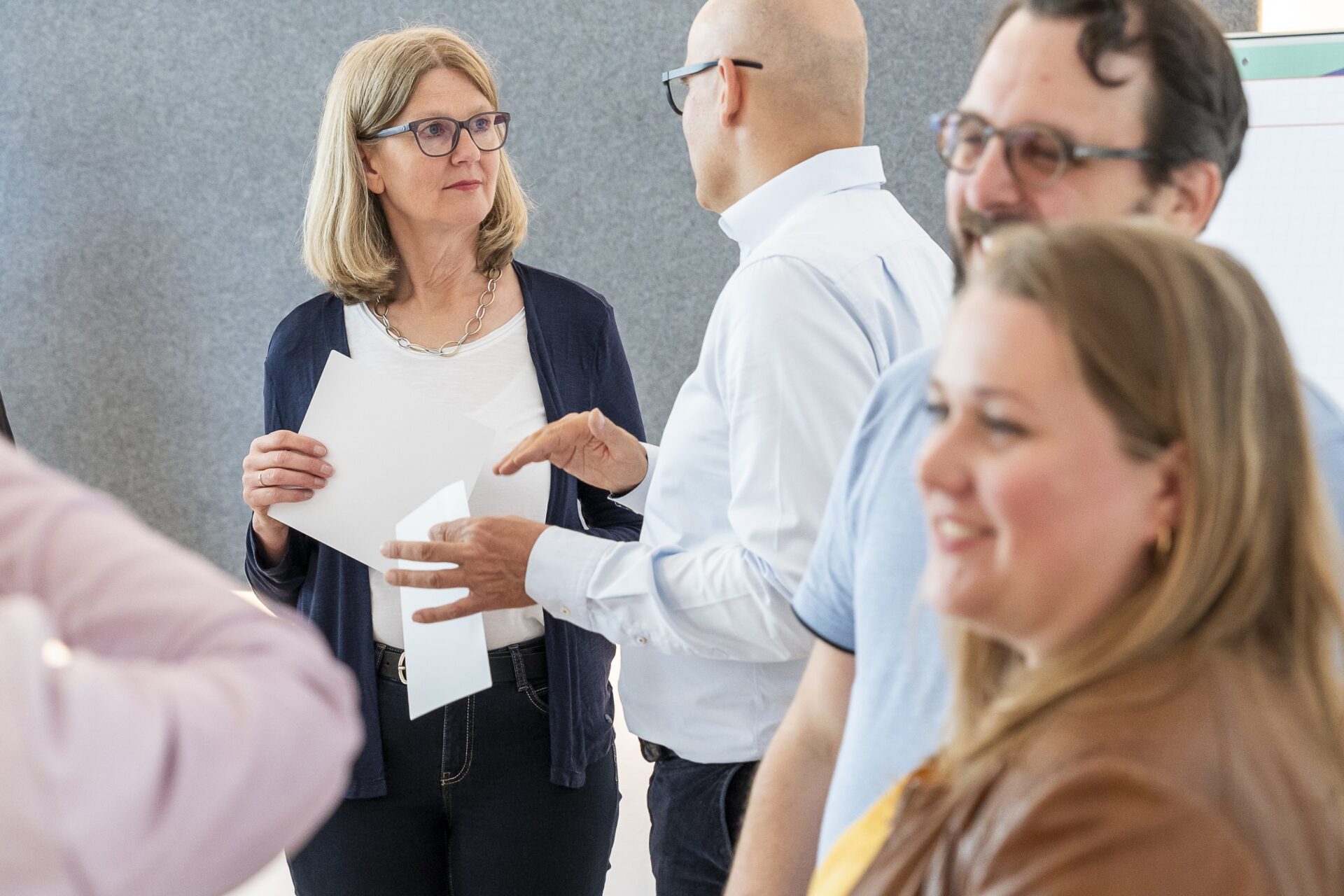 Teammeeting im Büro mit Diskussion und Dokumenten