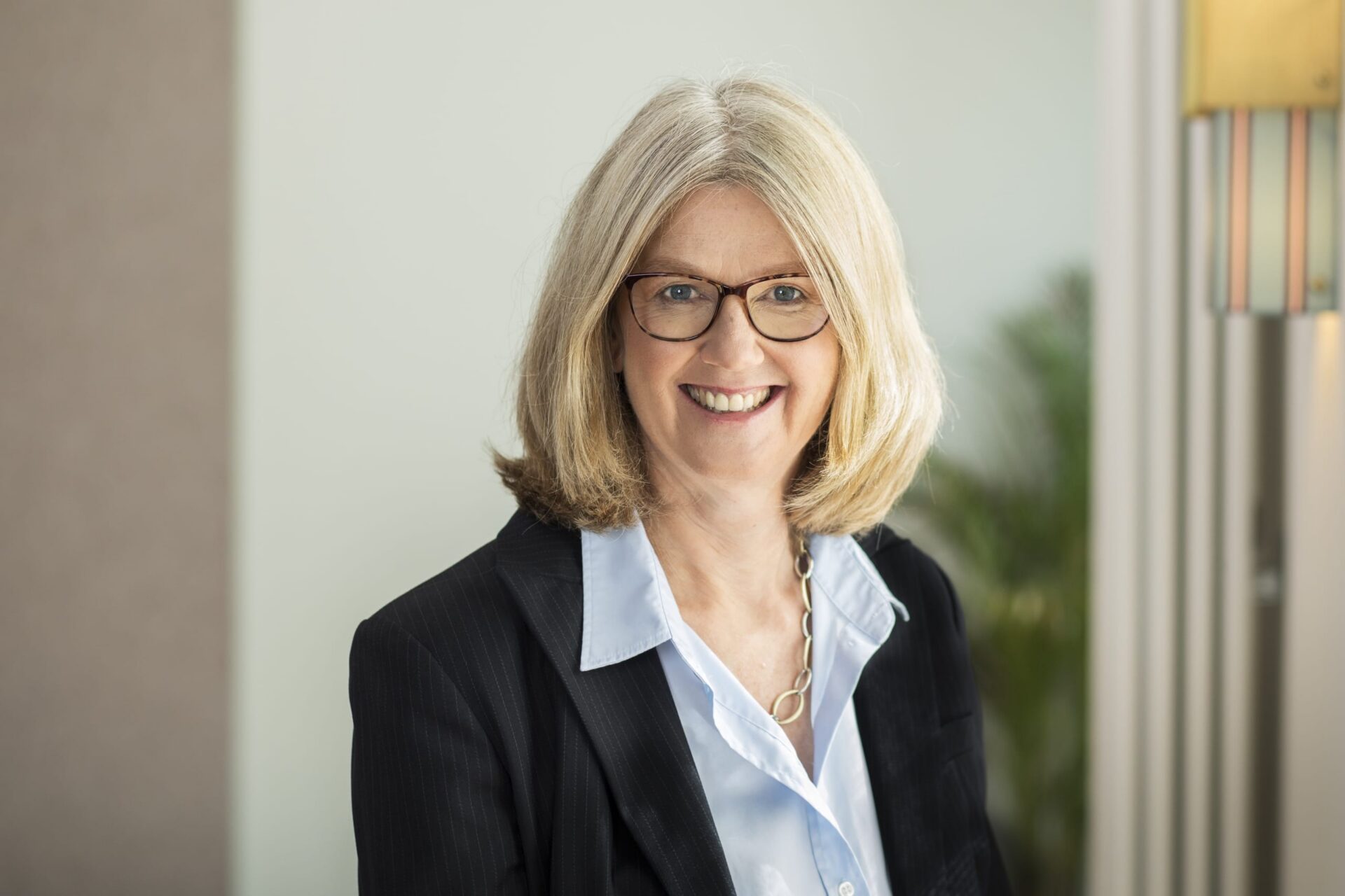 Lächelnde Geschäftsfrau mit Brille im Büro