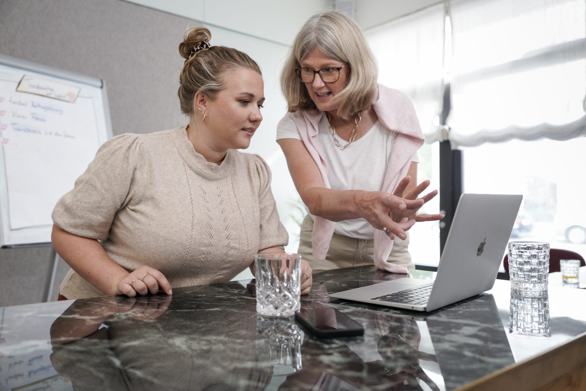 Zwei Frauen besprechen Laptop im Büro
