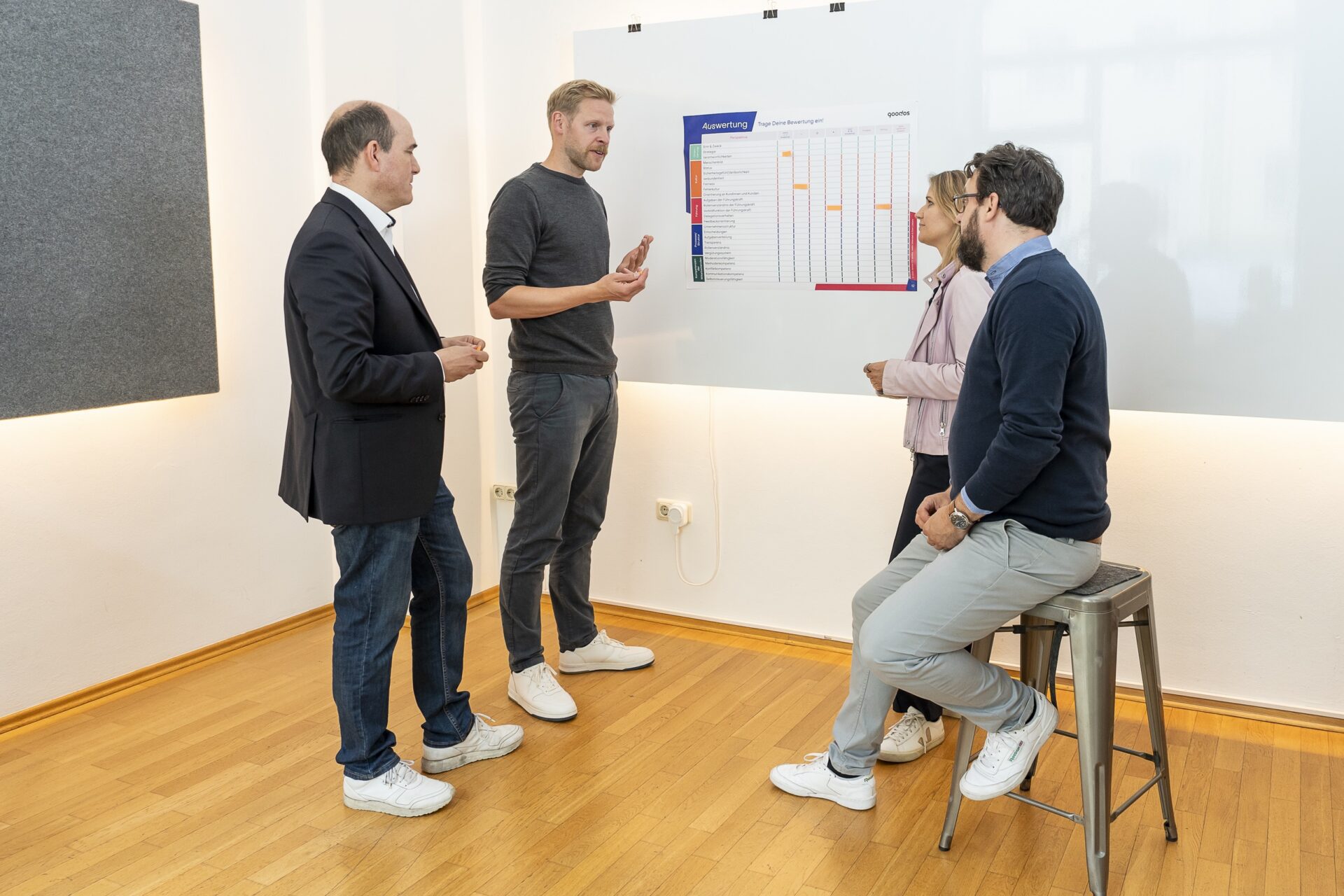 Vier Personen diskutieren Diagramm im Büro