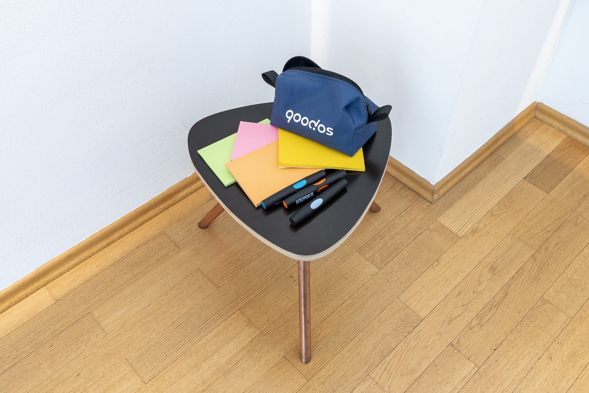 Stiftetasche und Marker auf kleinem Tisch