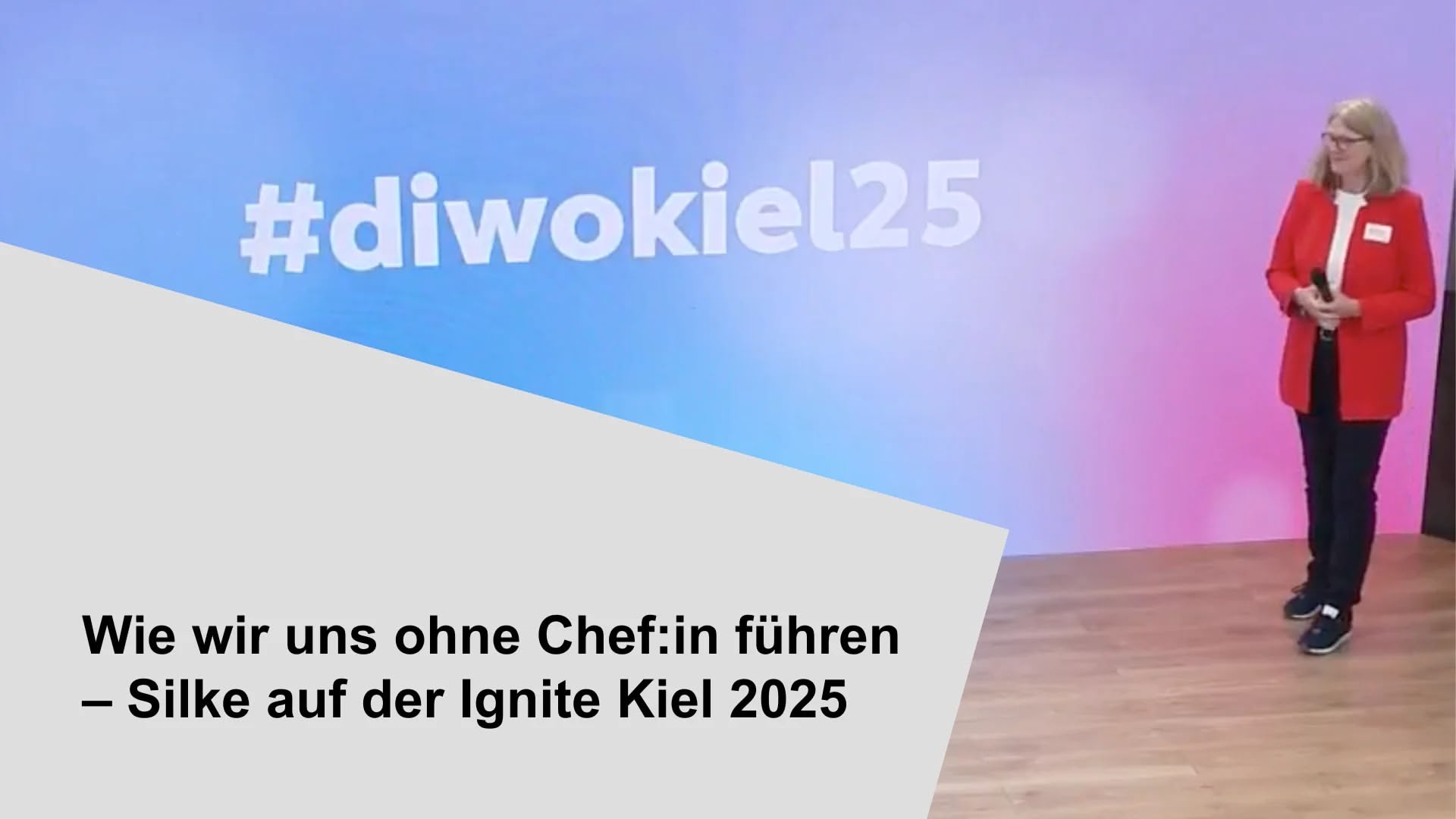 Rednerin auf Bühne vor #diwokiel25 Hintergrund