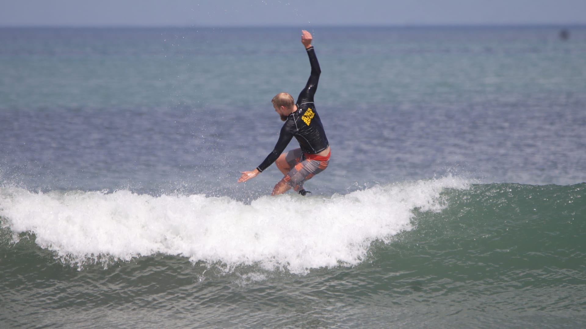 Surfer reitet Welle im offenen Meer