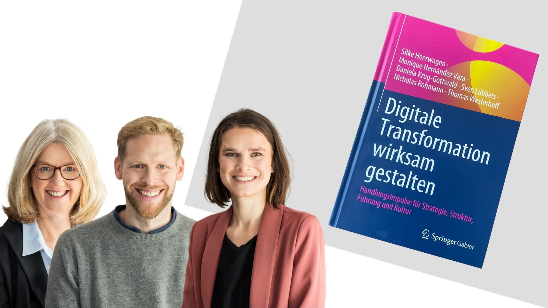 Drei Personen neben Buch Digitale Transformation gestalten